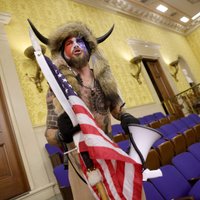 В США взят под стражу "шаман" с рогами, ворвавшийся в Конгресс