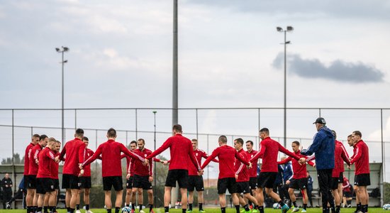Foto: Latvijas futbolisti Kiprā sāk 'jaunu dzīvi'