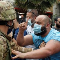 Demonstranti Libānas pilsētā demolē bankas