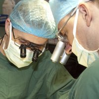 Unikālā operācijā Latvijas ārsti vēža pacientei atjauno balss saišu funkcijas