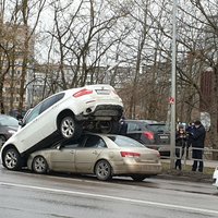 ФОТО, ВИДЕО: Уходя от полиции, угонщик BMW оказался на крыше другого автомобиля (дополнено в 15.52)