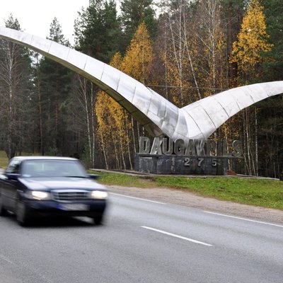 Uz Daugavpils šosejas sliktā stāvokļa dēļ ieviesti jauni ātruma ierobežojumi