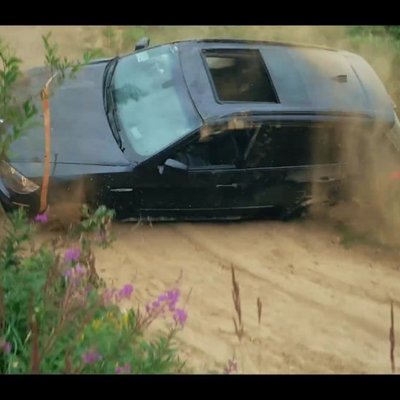 Video: Sacenšoties braukšanā apvidū, 'BMW X5' aprauj pusasis un kūleņo no kalna