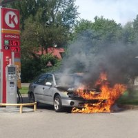 Foto: Mellužos degvielas uzpildes stacijā aizdedzies automobilis