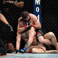 Nurmagomedovs UFC cīņā pieveic Makgregoru un sarīko milzu nekārtības
