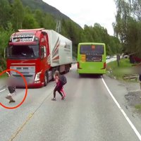 Video: Latvijas kravas auto Norvēģijā strauji nobremzē pirms uz ceļa izskrējuša bērna