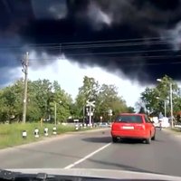 Video: Virkne autovadītāju Jūrmalā dzelzceļu pārbrauc pie sarkanās gaismas