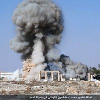 Džihādisti Palmīrā nogalina trīs cilvēkus, piesienot viņus pie kolonnām un tās uzspridzinot