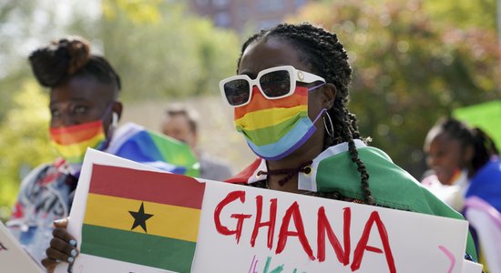 Ganā pieņemts likumprojekts, kas aizliedz identificēties kā LGBTQ+ pārstāvim