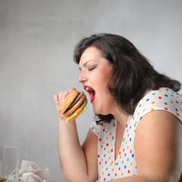 Vai ēšana vakaros patiešām dara resnu?
