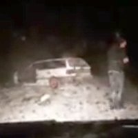 Video: Ropažos jaunietis ar VW driftē un ietriecas kokā