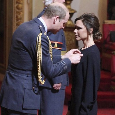 ФОТО: Виктория Бекхэм получила орден Британской империи из рук принца Уильяма