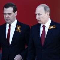 Medvedevs iebilst Putinam un brīdina par krīzi; konflikta izmaksas 107 miljardi dolāru