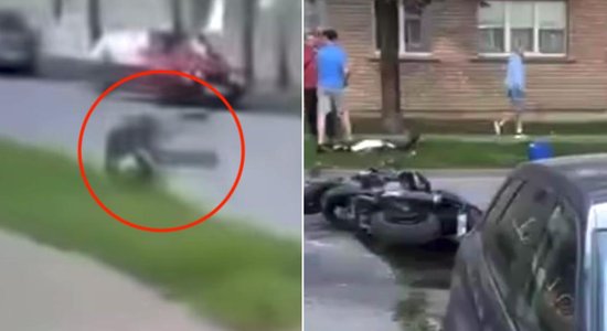 Video: Daugavpilī motociklists ietriecas automašīnā; divi hospitalizētie