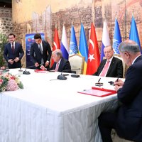 Ukraina un Krievija paraksta atsevišķas vienošanās ar Turciju un ANO par graudu eksporta atsākšanu
