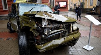 Foto: Vecrīgā var apskatīt Ukrainas karā cietušu Latvijas ziedoto auto
