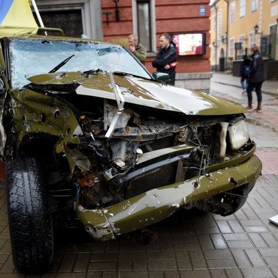 Foto: Vecrīgā var apskatīt Ukrainas karā cietušu Latvijas ziedoto auto