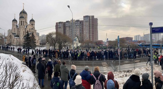 Garas rindas un liela policijas klātbūtne: tūkstošiem cilvēku atvadās no opozicionāra Navaļnija