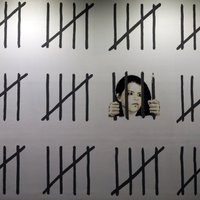 Foto: Banksijs ar jaunu mākslas darbu Ņujorkā protestē pret turku mākslinieces un žurnālistes arestu