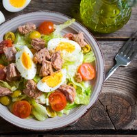 14 kārdinošas tunča salātu receptes – gan brīvdienu maltītei, gan līdzņemšanai