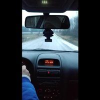 ФОТО, ВИДЕО: Машина на зимней резине с шипами скользит по дороге как по катку