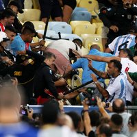 Brazīlijas un Argentīnas izlašu dueli aizēno asiņainas nekārtības tribīnēs