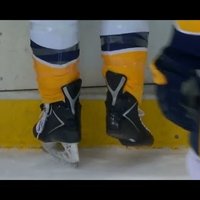 Video: Pelnrušķītes versija NHL - hokejists spēles laikā paliek bez slidas asmens