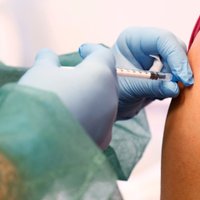 Apstiprināta kārtība kompensāciju piešķiršanai Covid-19 vakcīnu blakusparādību gadījumos