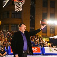Foto: Prezidents Vējonis asistē basketbolistam 'slam dunk' izpildē