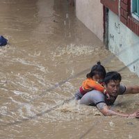 Bojāgājušo skaits Nepālā un Indijā musonu plūdos pārsniedz 100