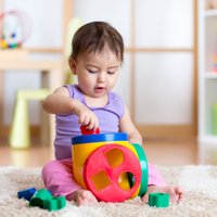 Mācīties spēlējoties: prasmes, ko mazulis apgūst rotaļājoties