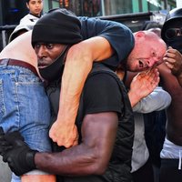 Londonā vardarbīgos protestos aizturēti vairāk nekā 100 cilvēki