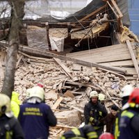 Reportāža: Satekles ielā Rīgā sagruvusi piecstāvu māja; cietušo nav