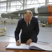 Putina kodolieroču žvadzināšana nedrīkst novest pie atbalsta samazināšanas Ukrainai, pauž ASV amatpersonas