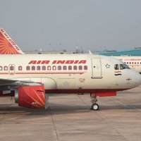 Летевший в США самолет Air India из-за неисправности сел в Магадане и его пассажирам пришлось ночевать в школе на полу
