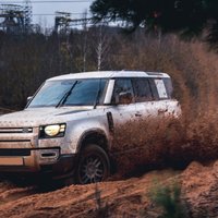 Sievietes par pasaules gada auto kronējušas 'Land Rover Defender'