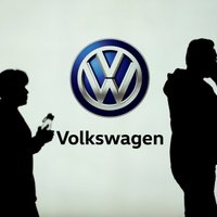 Pusvadītāju deficīta dēļ 'Volkswagen' samazinās ražošanas apjomu