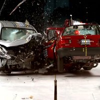 Video: Frontālā sadursme starp jaunu un 25 gadus vecu automobili