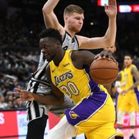 Bertāns 'Spurs' uzvarā pret 'Lakers' paliek bez punktiem