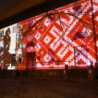 Foto: Simtgades noskaņā sācies gaismas festivāls 'Staro Rīga'