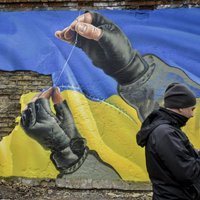 Uzbrukums puisim ar Ukrainas karogu: bijušo policisti rosina apsūdzēt par bezdarbību