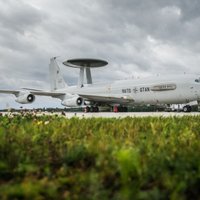 Foto: Rīgas lidostā nosēžas NATO lidmašīna