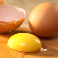Video pamācība: Četri veidi, kā atdalīt olas dzeltenumu no baltuma