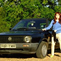 Foto: Brits ar gumijas lelli reklamē savu lietoto auto