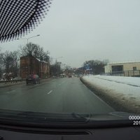 Video: Autovadītājs Daugavgrīvas ielā šķērso brauktuvi pie sarkanā luksofora signāla