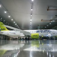 ФОТО: как ночью проверяют новый самолет Bombardier