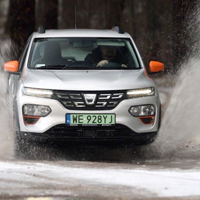 Video: Latvijā ieradies Eiropā vislētākais četrvietīgais elektroauto 'Dacia Spring'