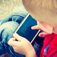Pieci ieteikumi vecākiem, kuri saviem skolēniem rokās iedod viedtālruni ar pieeju internetam
