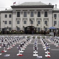 ФОТО: У посольства России в Киеве выставили кресты с фотографиями погибших под Иловайском