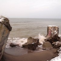 Foto: Krasta erozijas dēļ aicina uzmanīties, apmeklējot Ziemeļu fortus Liepājā